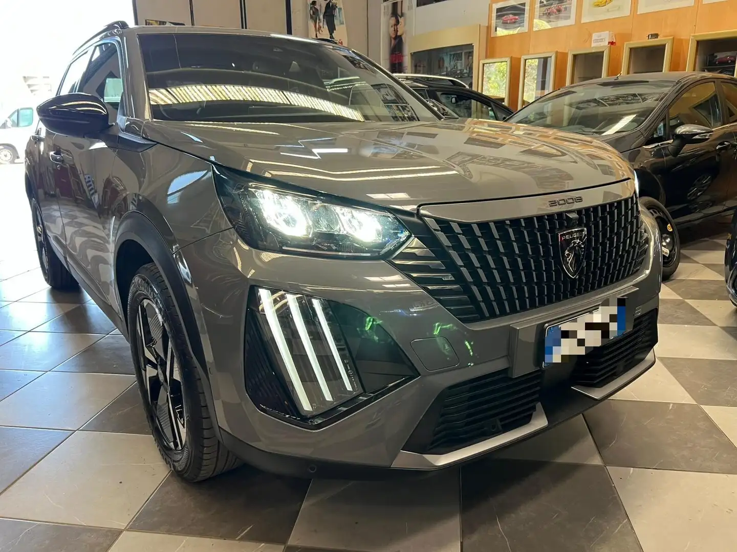 Peugeot 2008 BlueHDi 130 S&S EAT8 GT Grijs - 2