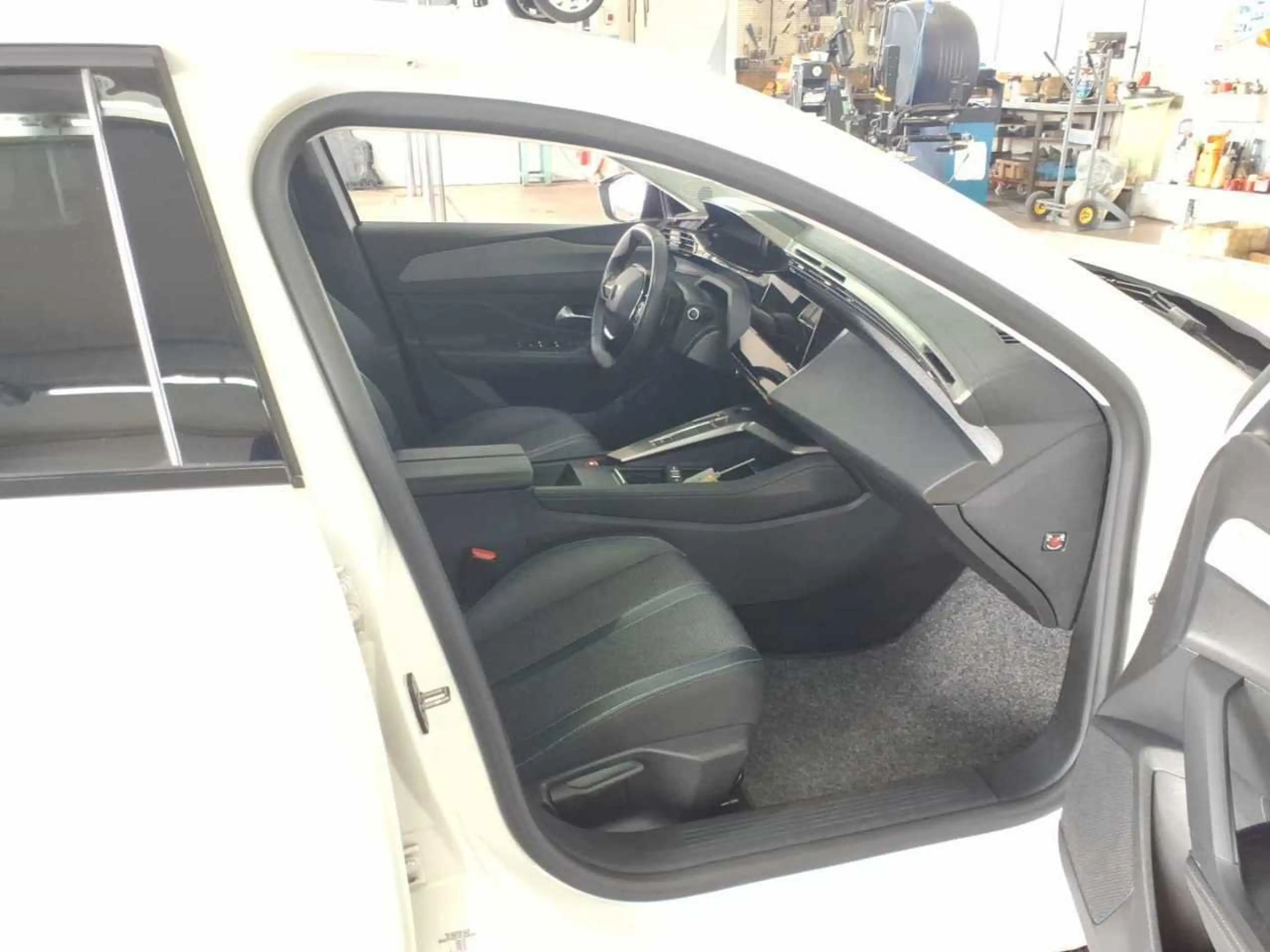Peugeot 308 1.5 BlueHDi 130 SW Allure Pack AHK ACC BLIS — photo 9