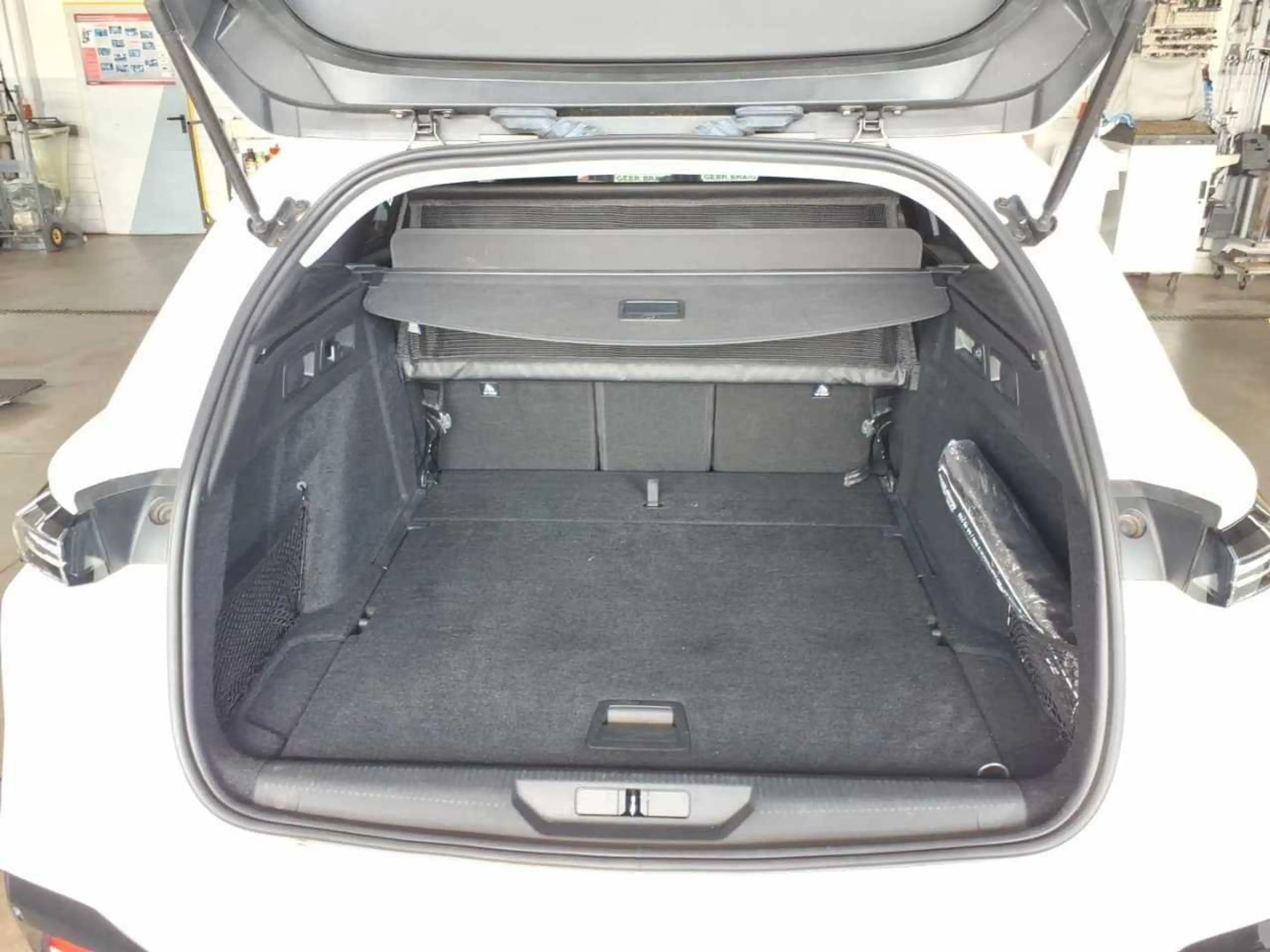 Peugeot 308 1.5 BlueHDi 130 SW Allure Pack AHK ACC BLIS — photo 13