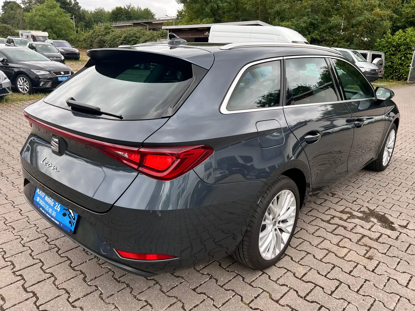 SEAT Leon Xcellence 1.5 TGI DSG Panorama LED ACC Kamera Navi Grau - 2