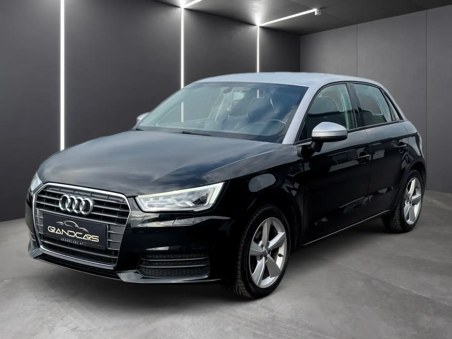 Audi A1 SB 1,0 TFSI intense Schwarz - 1