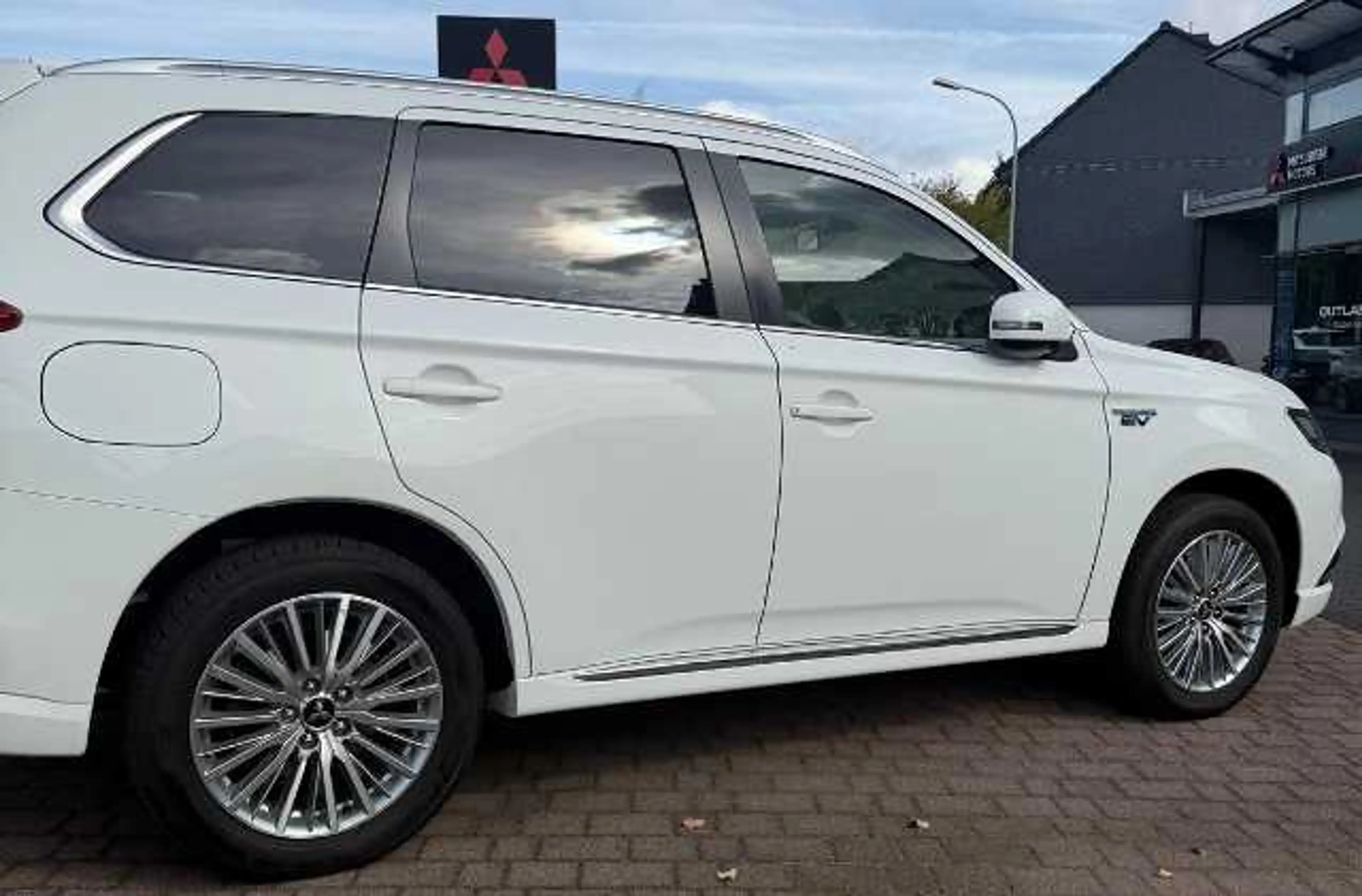 Mitsubishi Outlander PHEV BASIS Spirit-Paket 2.4 4WD — photo 4