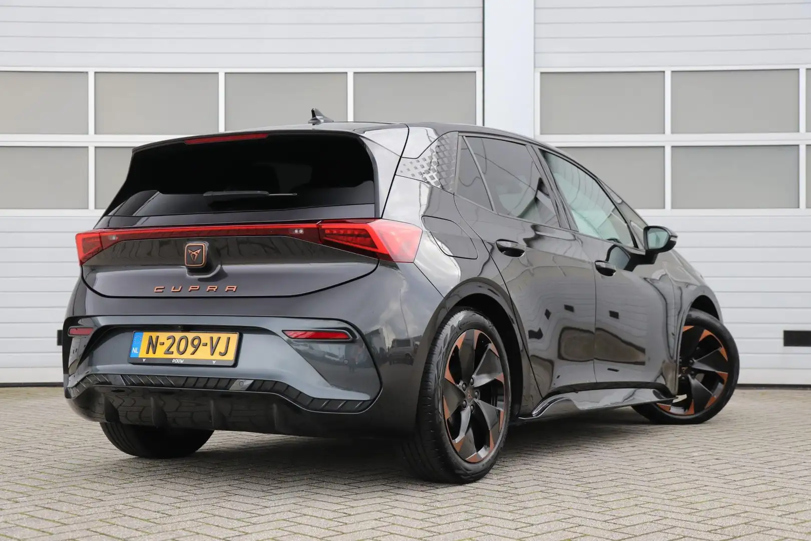 CUPRA Born 204pk Adrenaline One 62 kWh | SoH 95% | Navigatie Gris - 2