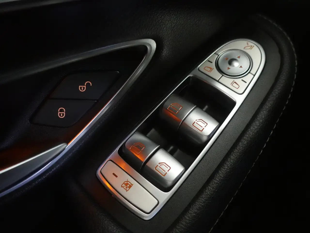 Mercedes-Benz C-Class снимка Mercedes-Benz C-Class