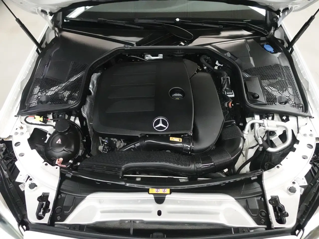 Mercedes-Benz C-Class снимка Mercedes-Benz C-Class