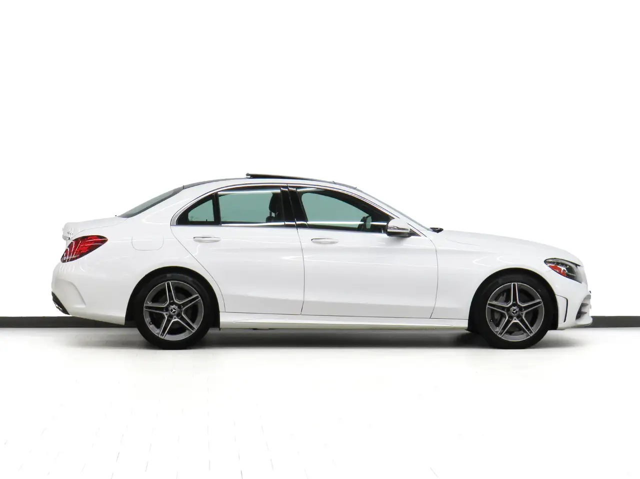 Mercedes-Benz C-Class снимка Mercedes-Benz C-Class