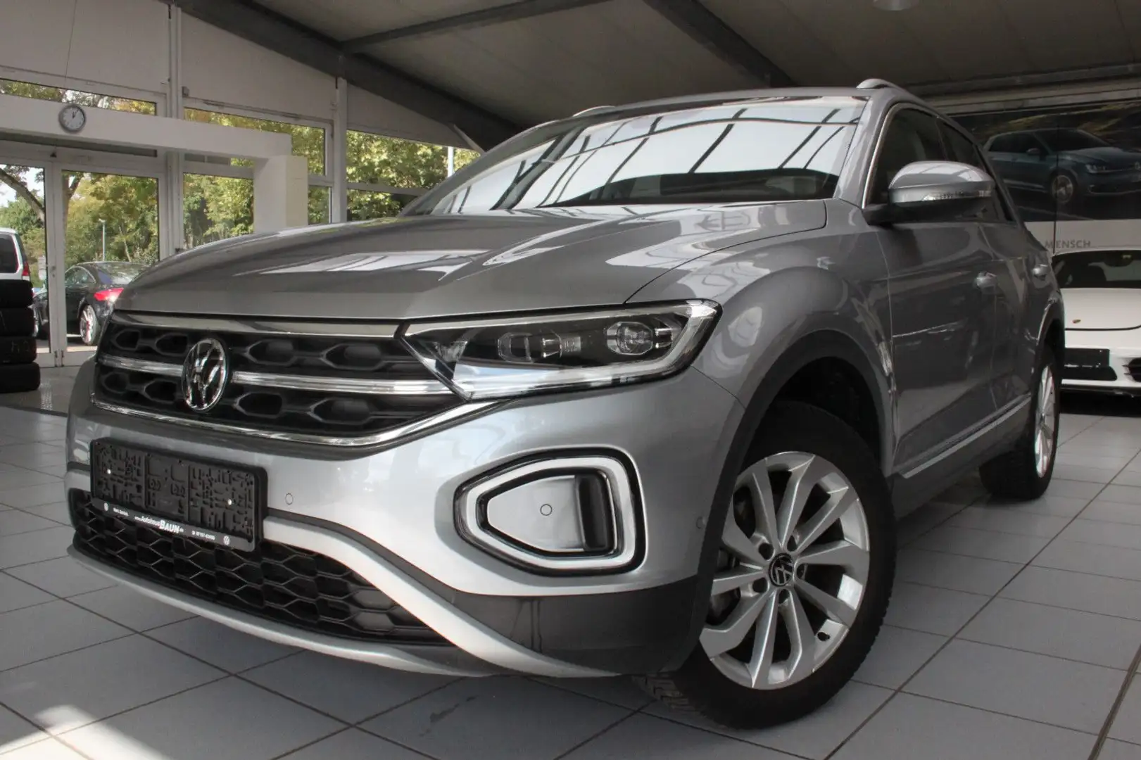 Volkswagen T-Roc STYLE/DSG/NAVI/KAME/STZHZ/ELEHECK/ACC Plateado - 2