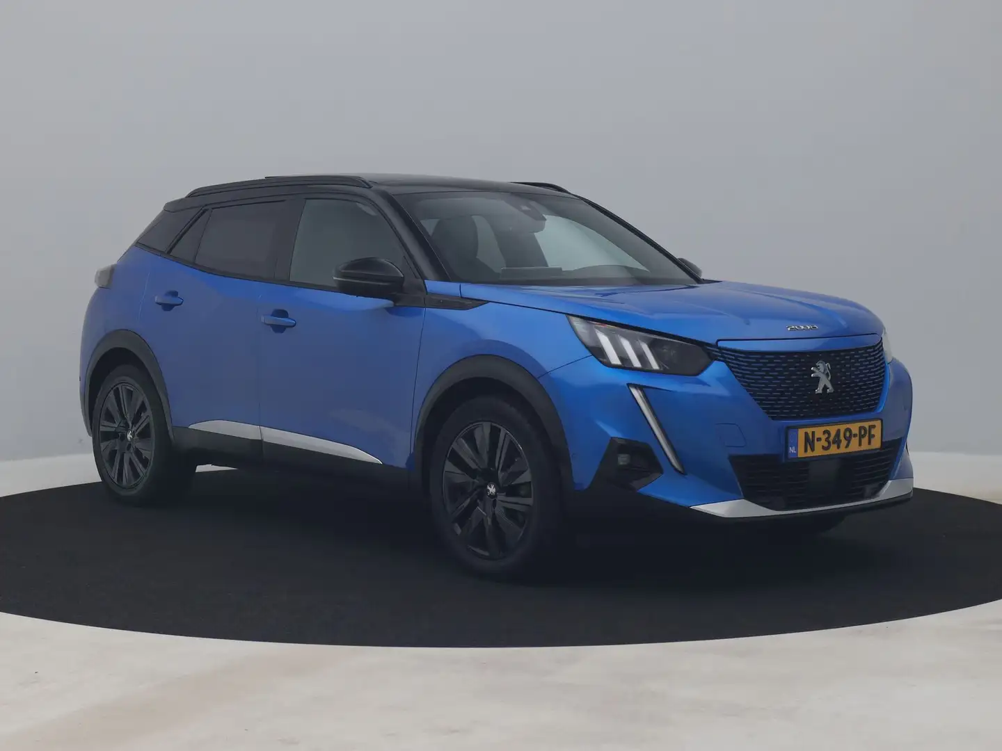 Peugeot e-2008 EV GT 50 kWh | PANO | CAMERA | ADAPTIVE | KEYLESS Blauw - 2