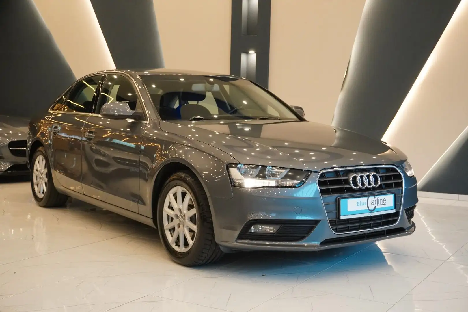 Audi A4 Lim. Attraction/Klimaau+AHK+Automatik+PDC+SHZ Grau - 2