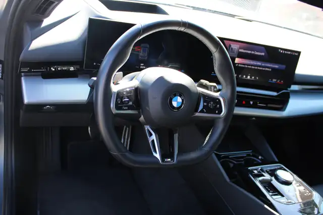 BMW 5 Series view 4