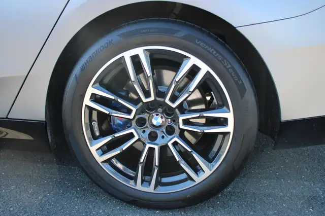 BMW 5 Series view 3