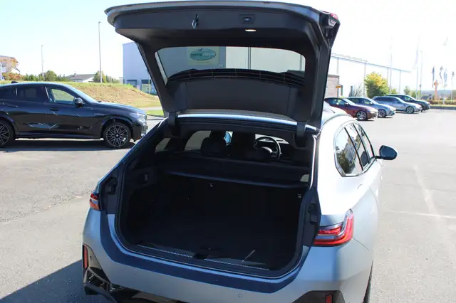 BMW 5 Series view 9