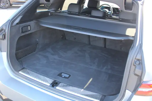 BMW 5 Series view 10