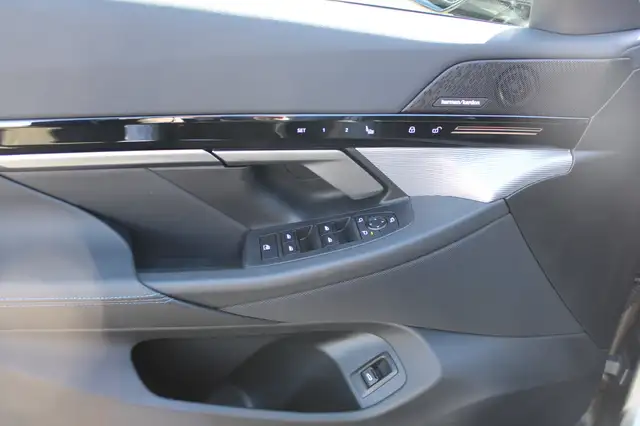 BMW 5 Series view 5