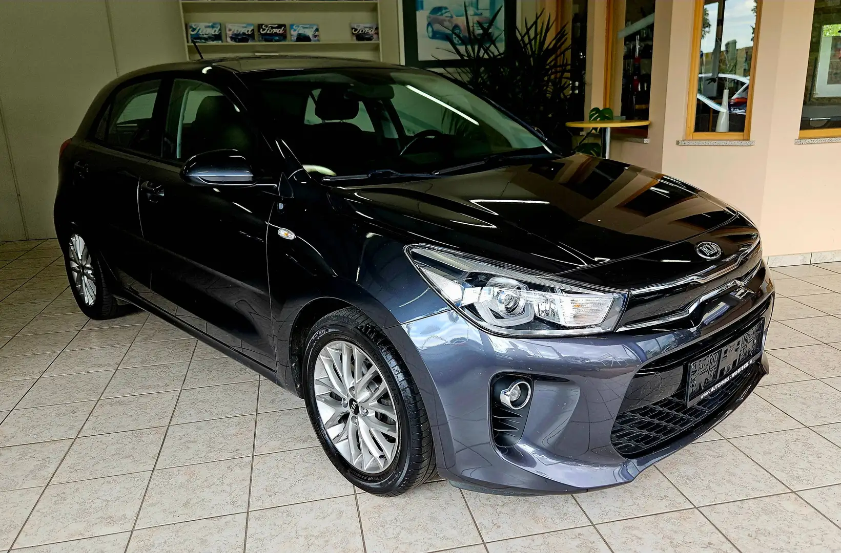 Kia Rio *Parksensoren *Sitzheizung * Lenkradheizung *Bluetooth *Sommer und Winterräder Grau - 1