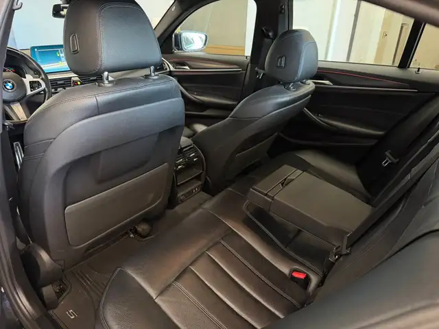 BMW 5 Series view 11