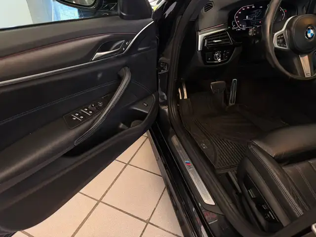 BMW 5 Series view 10