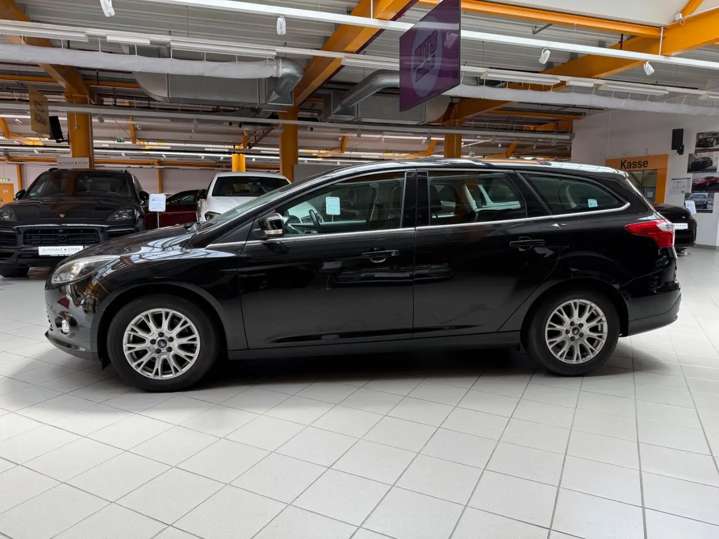 Ford Focus Turnier Titanium|SHZ|PDC|AUX|Tempomat Černá - 2