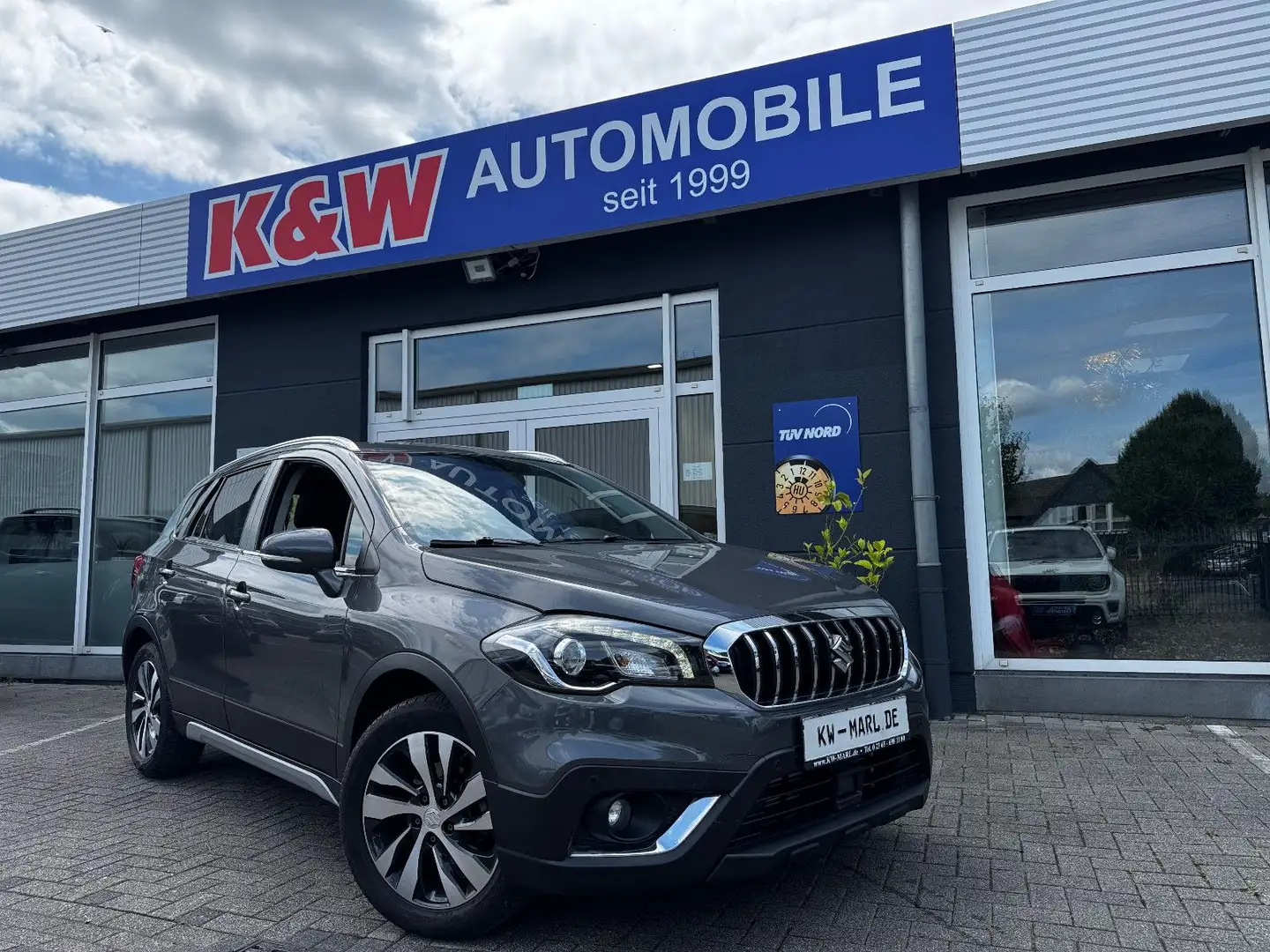 Suzuki SX4 S-Cross Comfort+ 4x4 PANO NAVI+CAM LEDER AHK Grigio - 1