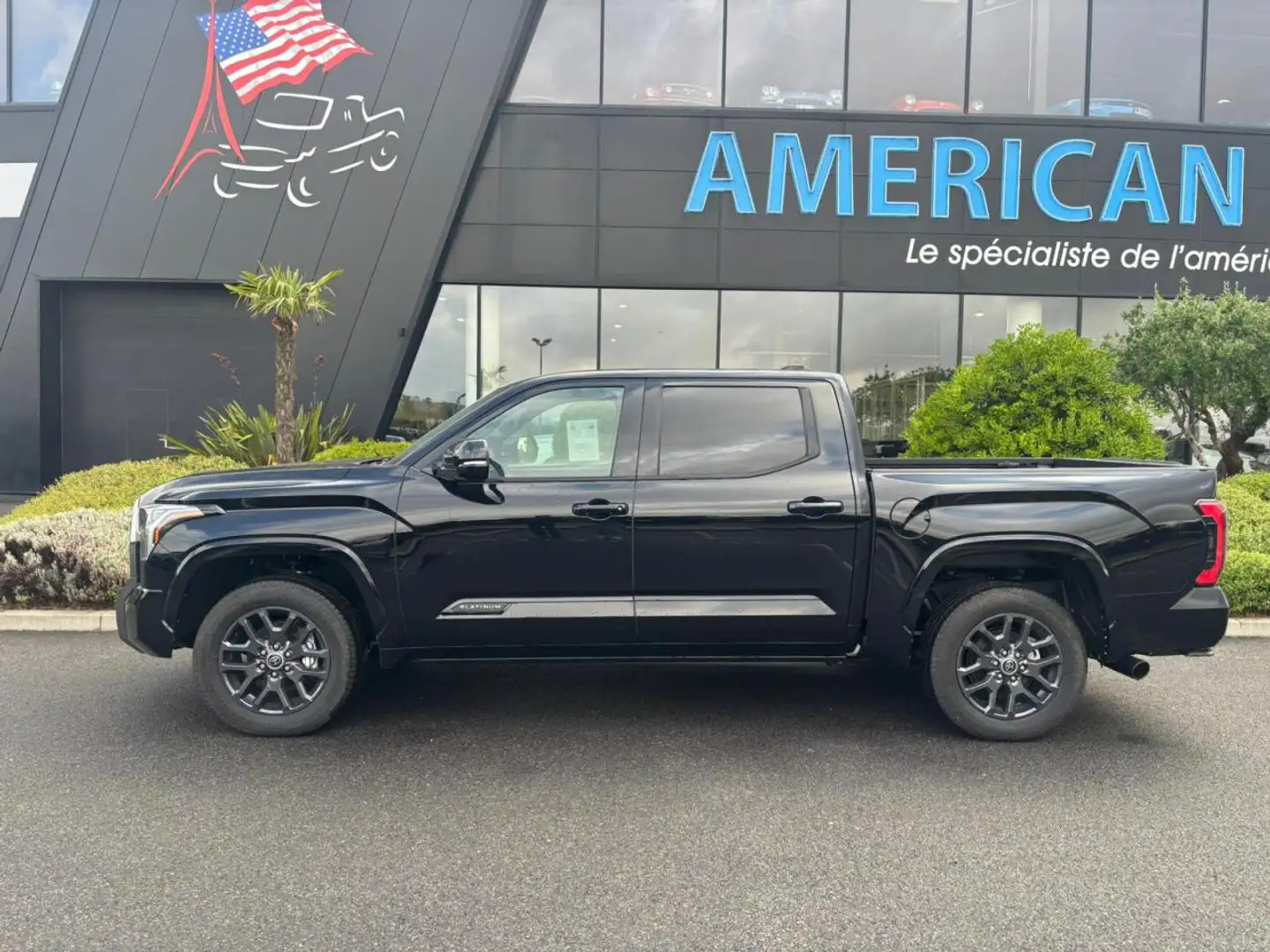 Toyota Tundra Crewmax PLATINUM Noir - 2