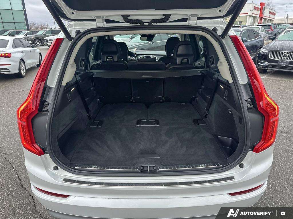 2022 Volvo XC90 T6 Momentum 7 Passenger thumb 11