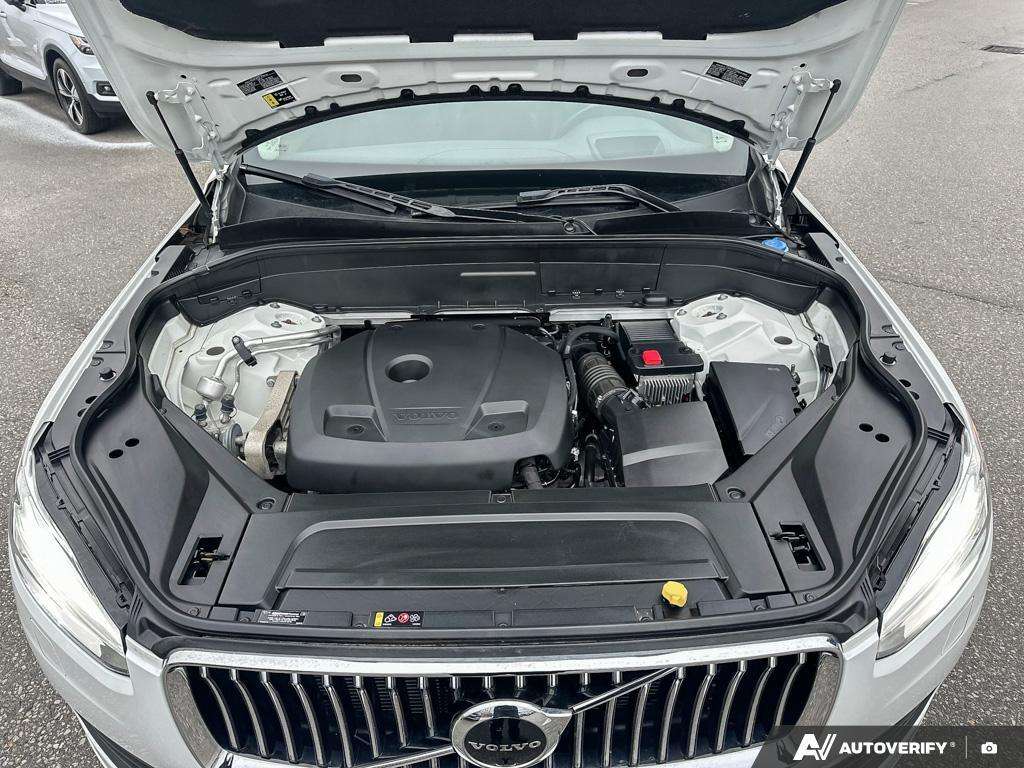 2022 Volvo XC90 T6 Momentum 7 Passenger thumb 9