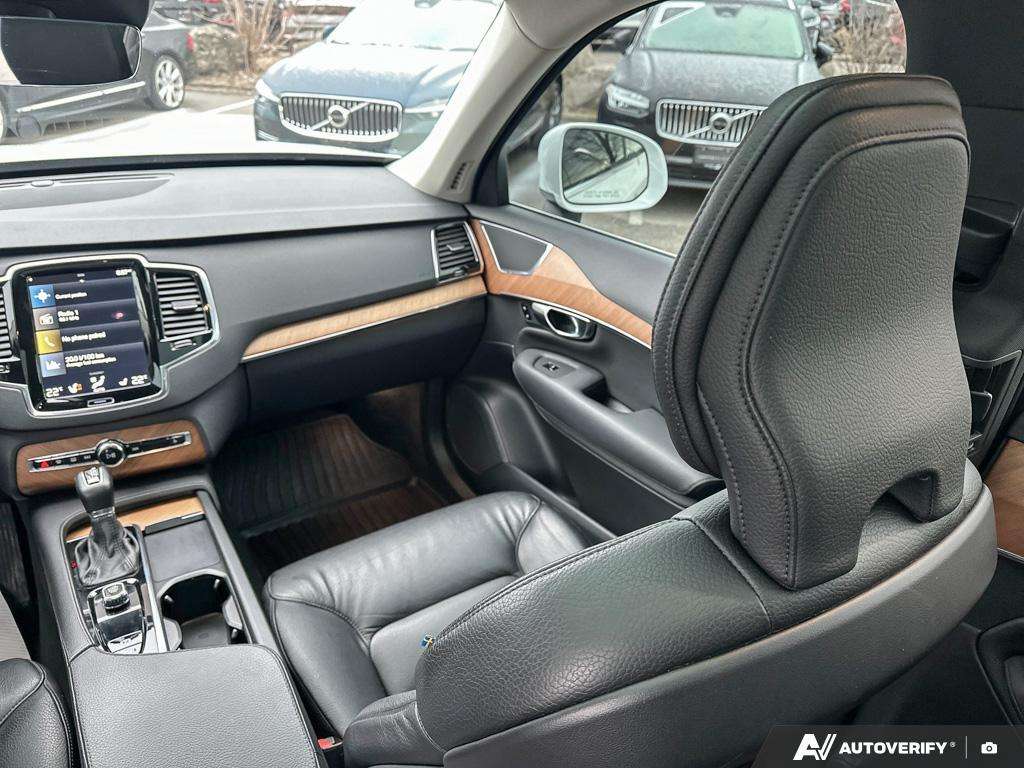 2022 Volvo XC90 T6 Momentum 7 Passenger thumb 24