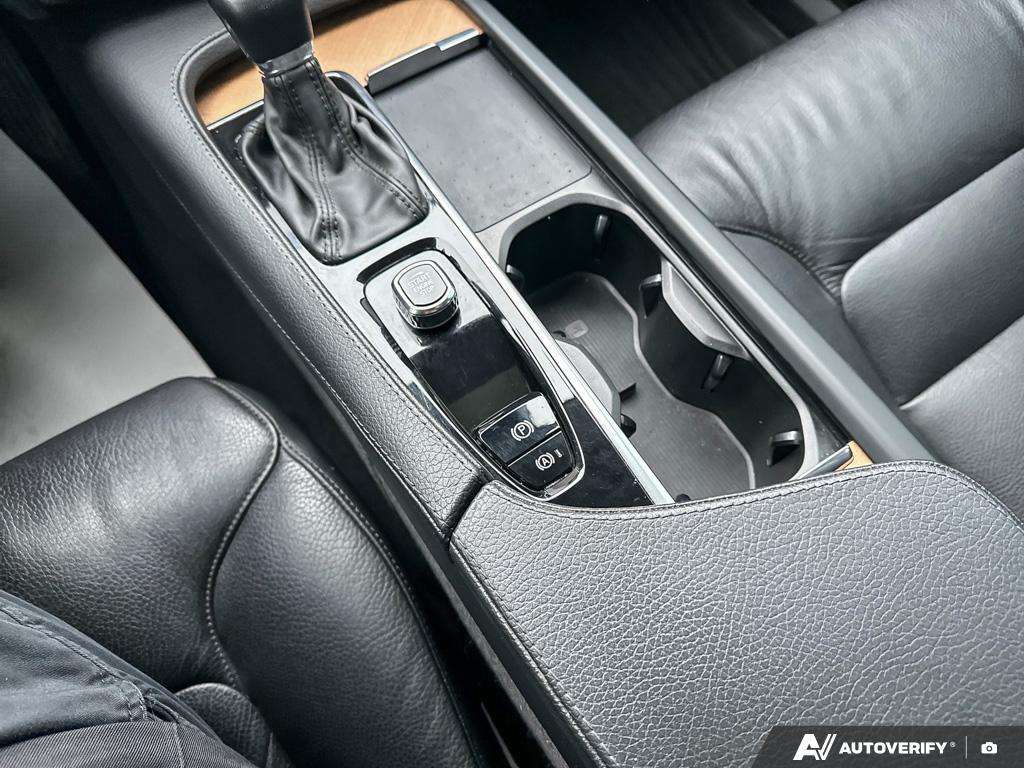 2022 Volvo XC90 T6 Momentum 7 Passenger thumb 17