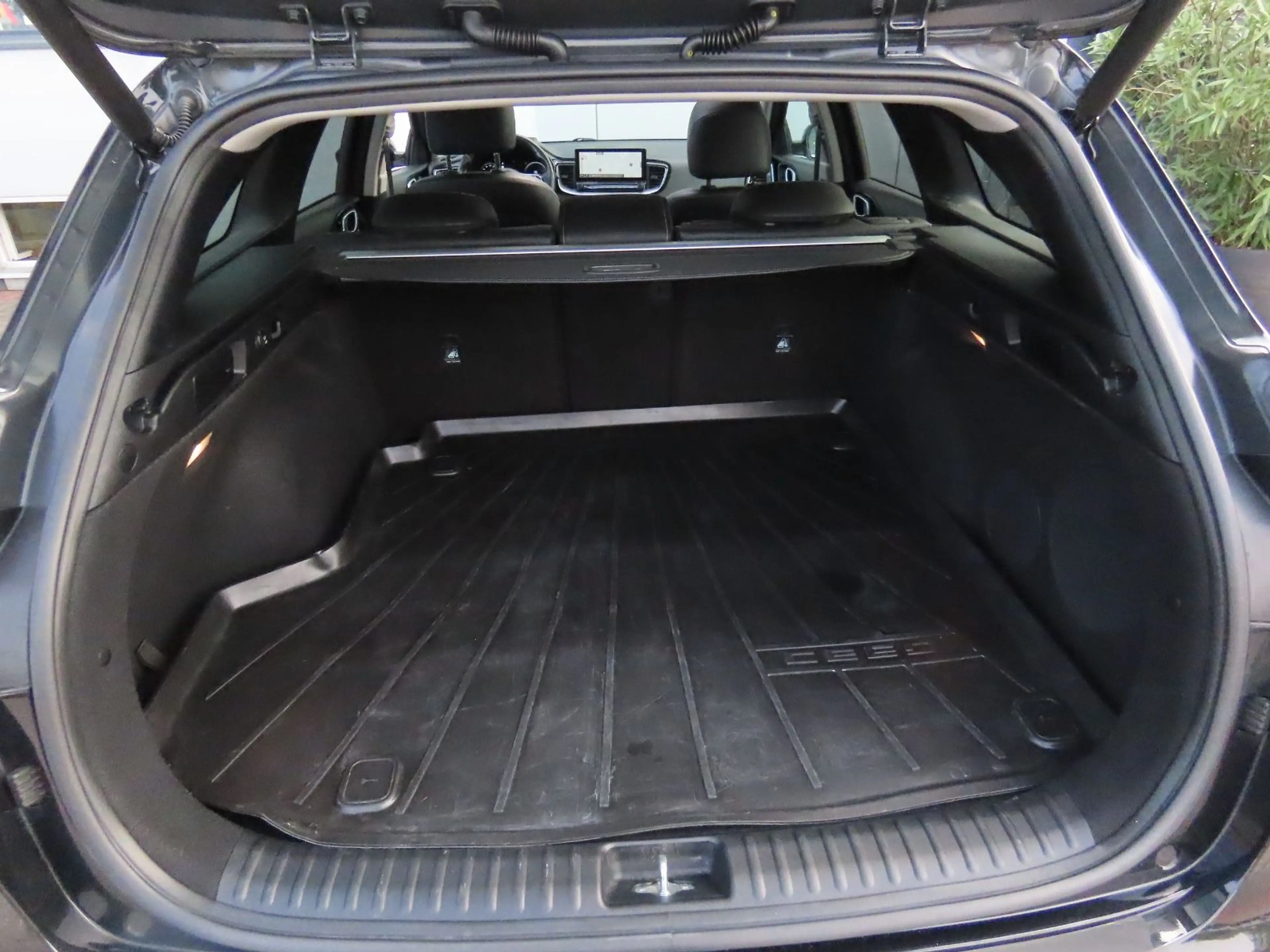 Kia Ceed SW / cee'd SW cee'd SW 1.6 CRDI Autom. Leder Sitzlüftung Klima — photo 9