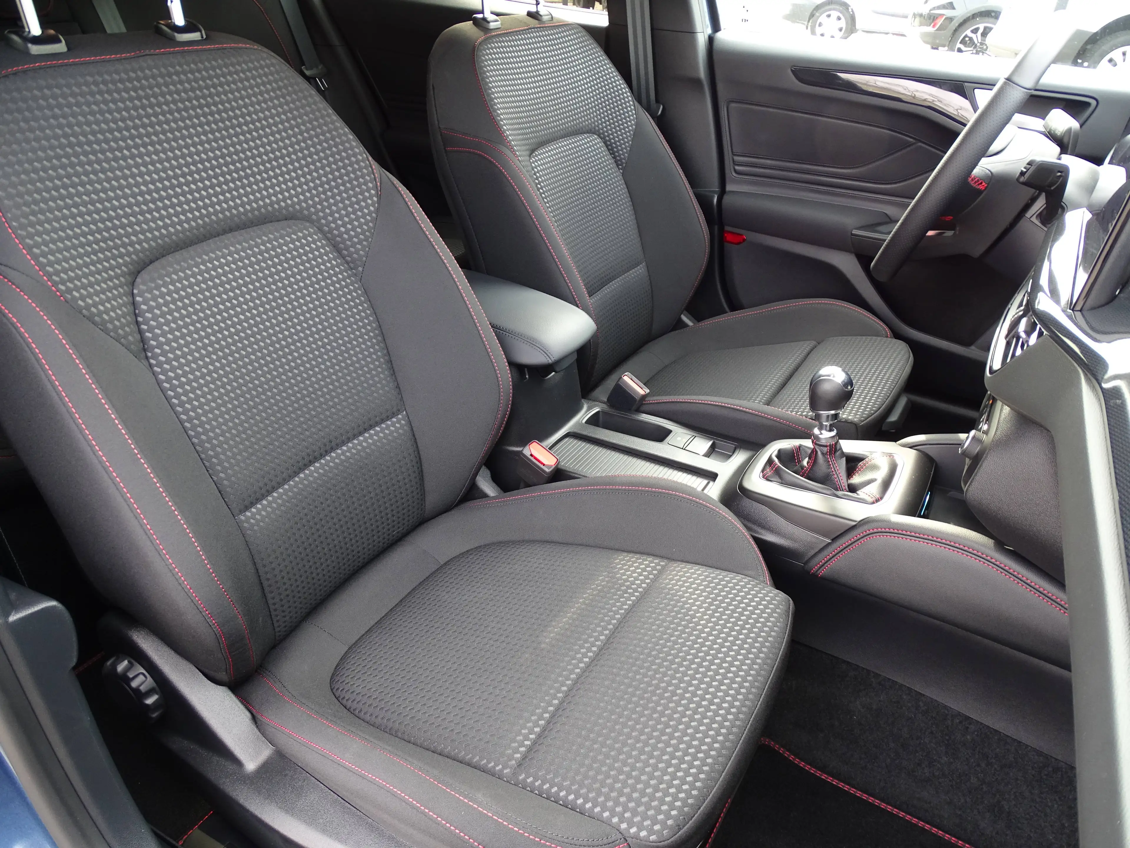 Ford Focus ST-Line X Turnier — photo 10