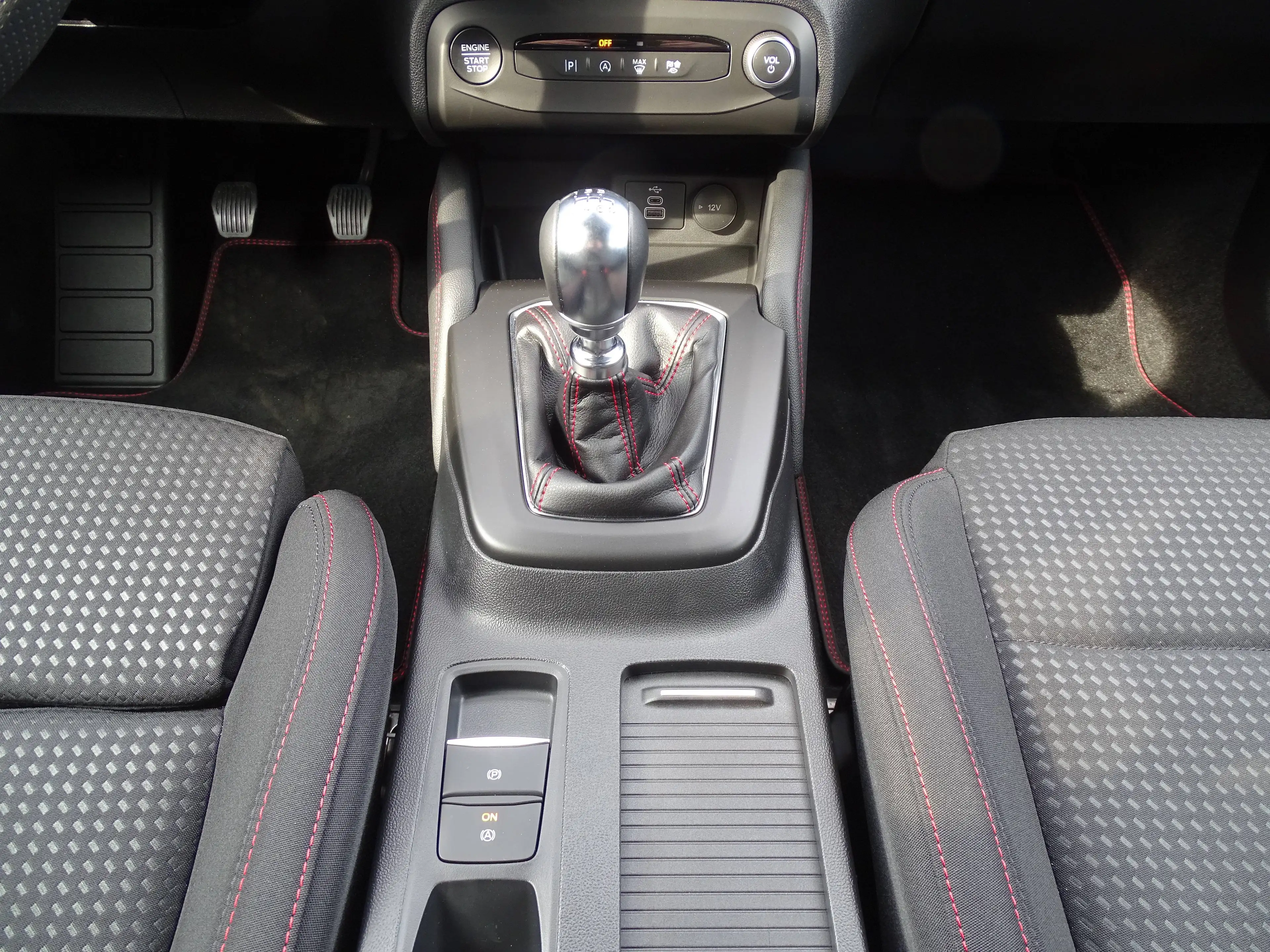 Ford Focus ST-Line X Turnier — photo 15
