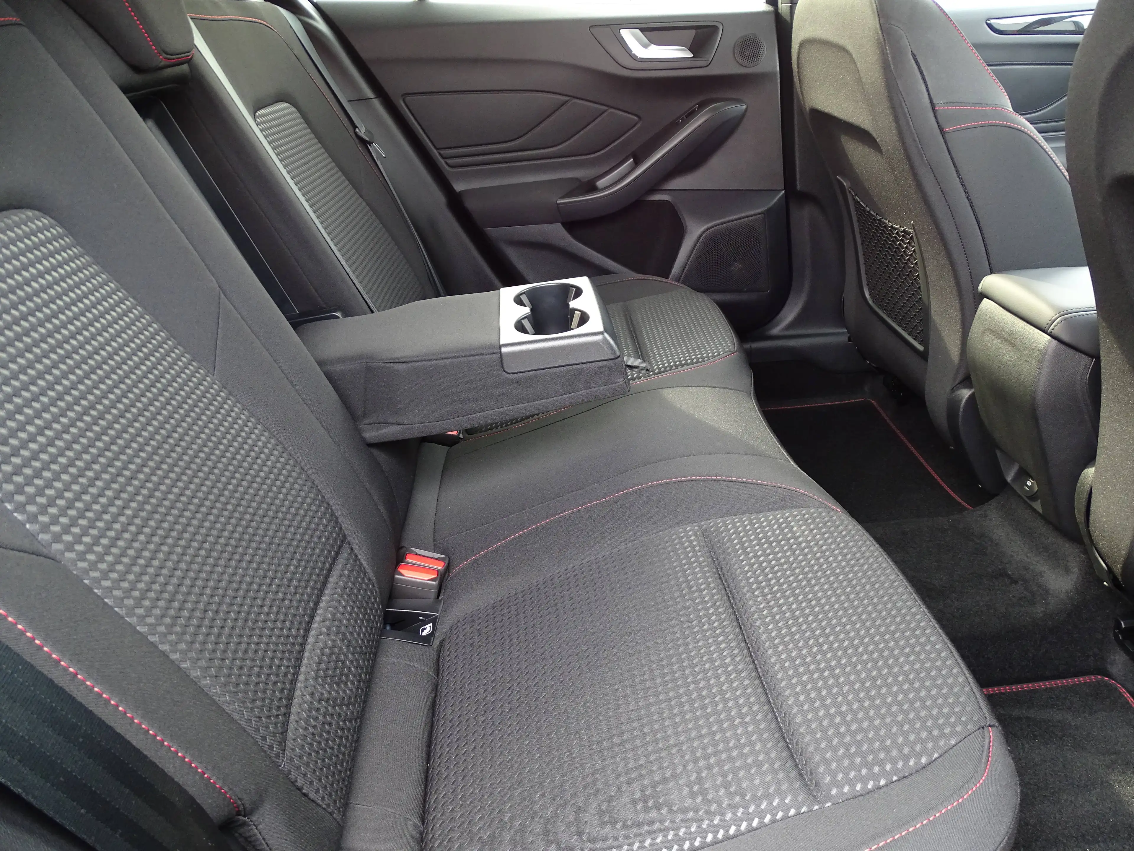 Ford Focus ST-Line X Turnier — photo 11