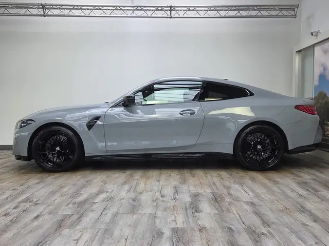 BMW M4 view 3