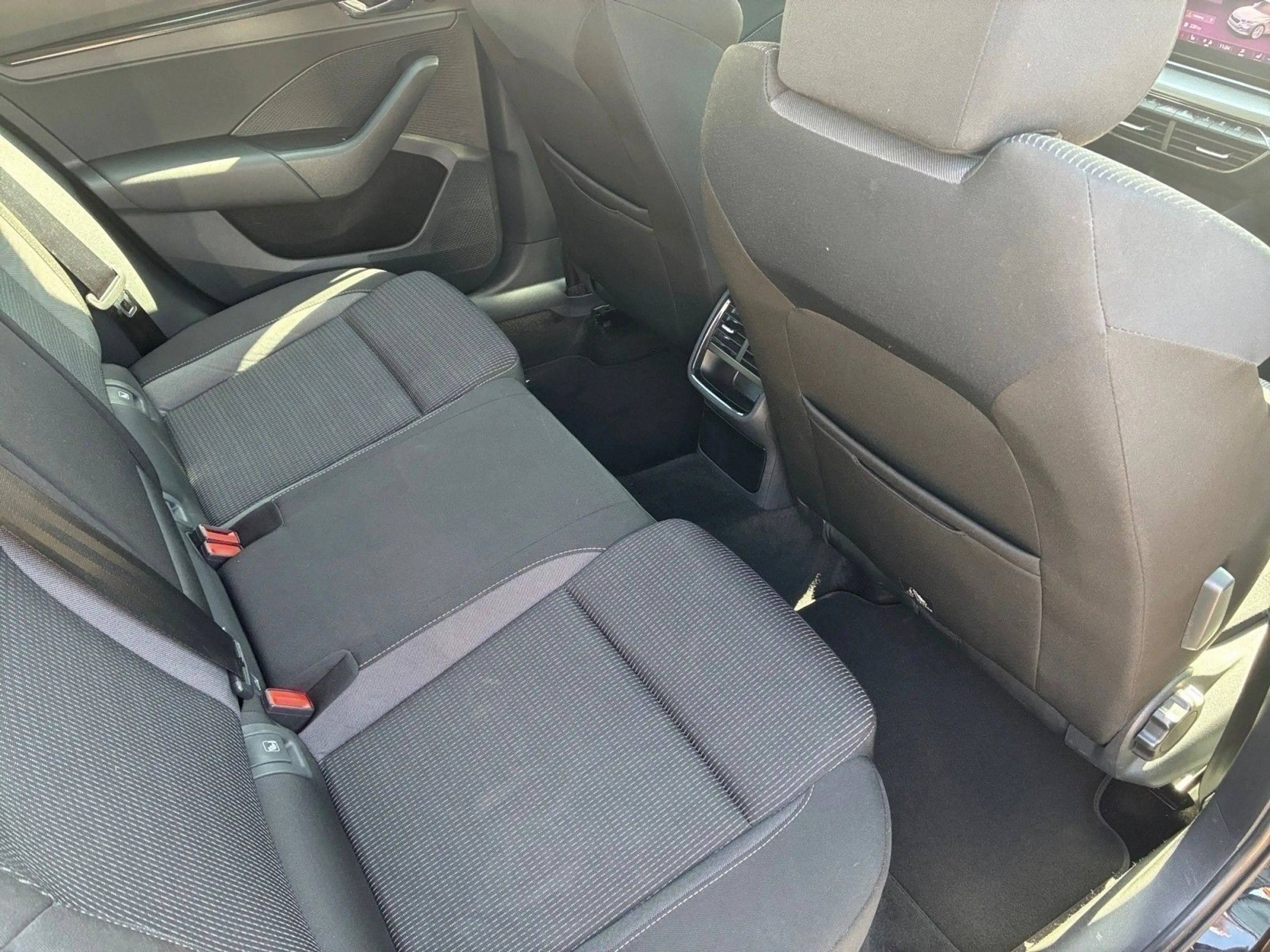 Skoda Octavia 2,0 TDI ACC*NAVI*LED*PDC*SHZ*LHZ*CARPLAY — photo 14