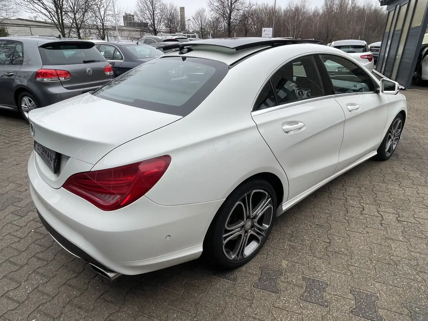 Mercedes-Benz CLA 180 Urban 2.H Weiss Panorama Navi Leder Xenon S-Heft Weiß - 2