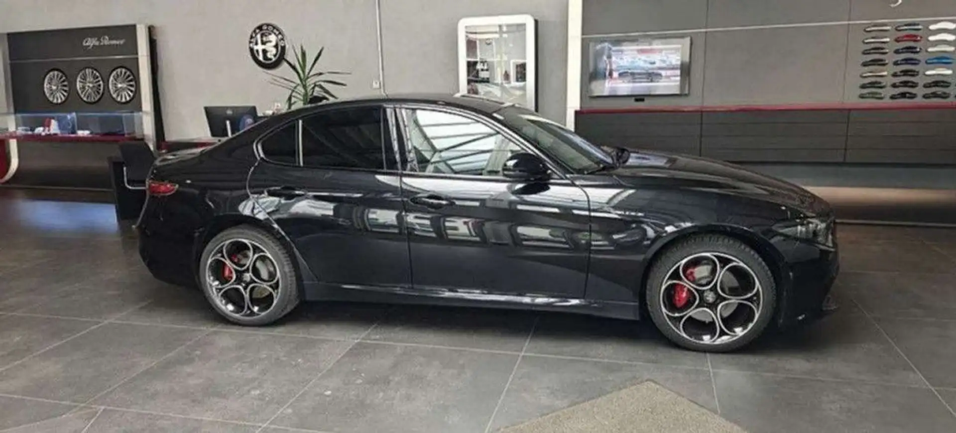 Alfa Romeo Giulia Veloce 2,0 16V 280 AT8 Q4 Schwarz - 2
