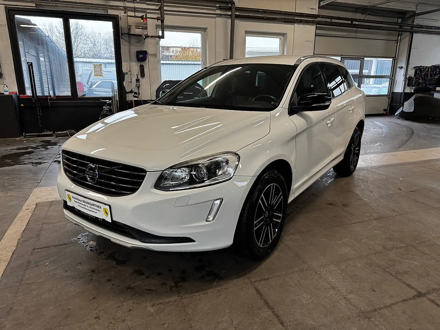 Volvo XC60 D4 Dynamic Geartronic Frontantrieb Schwarz - 1