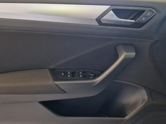 Volkswagen T-Roc view 14