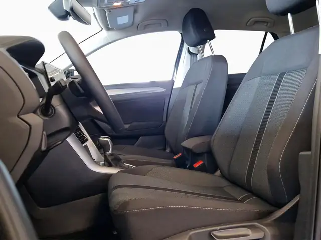 Volkswagen T-Roc view 9