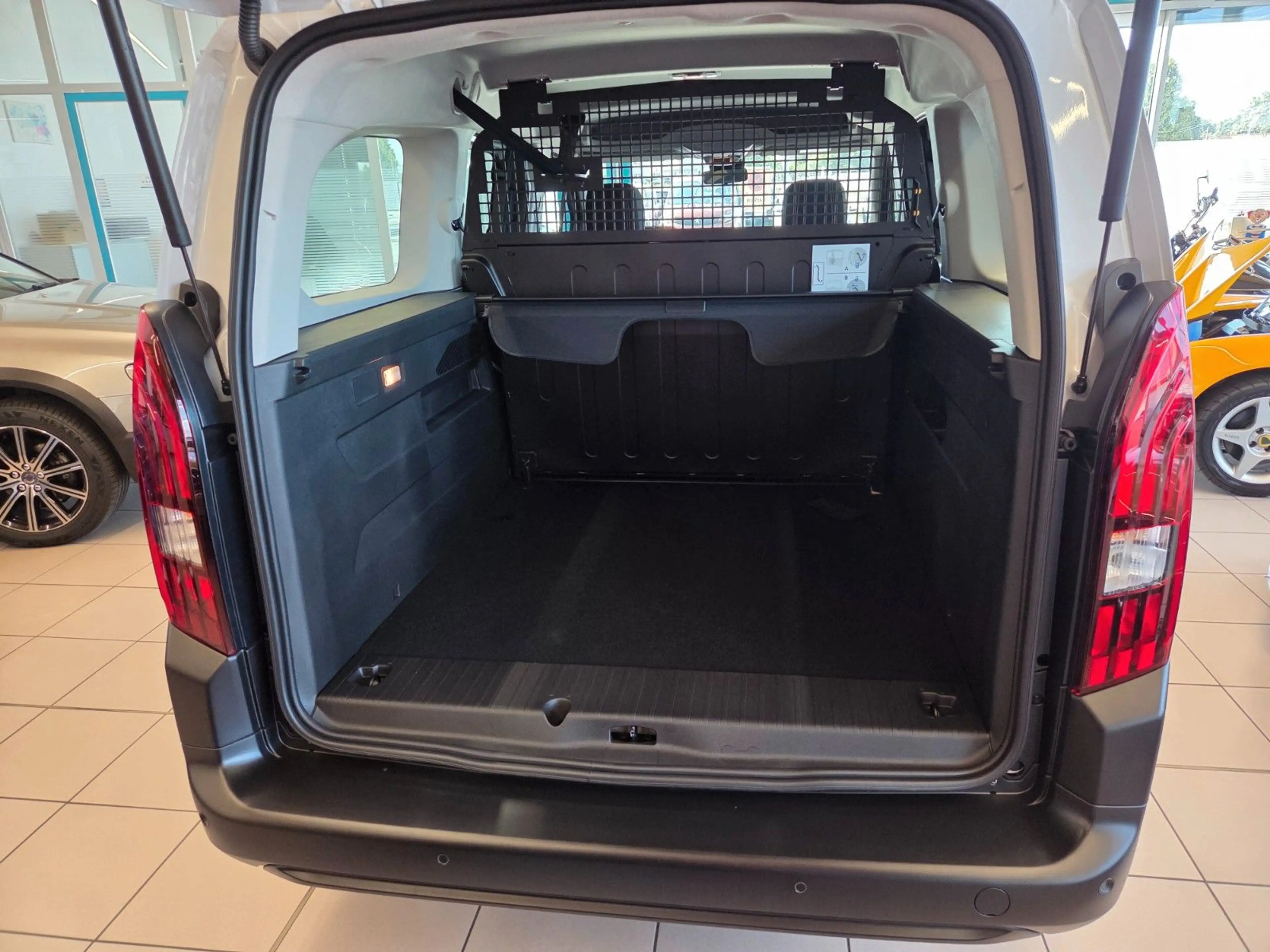 Peugeot Rifter Allure N1 L2 BlueHDi 130 EAT8 — photo 9