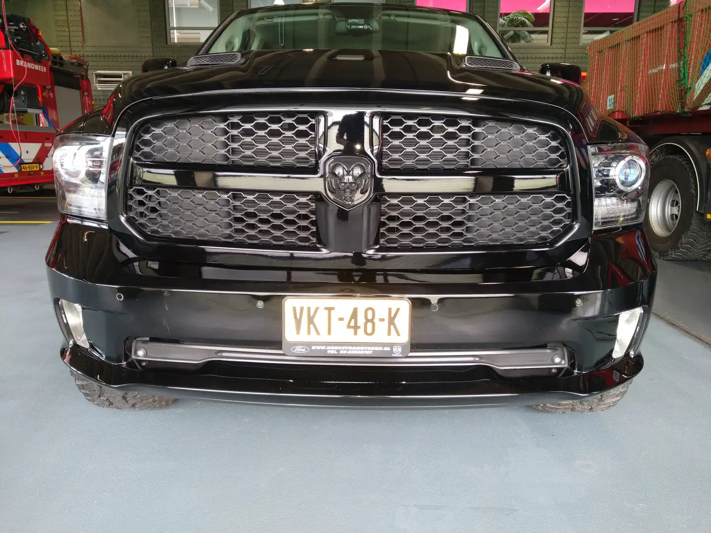 Dodge RAM 5.7 V8 QC 6'4 Чорний - 1