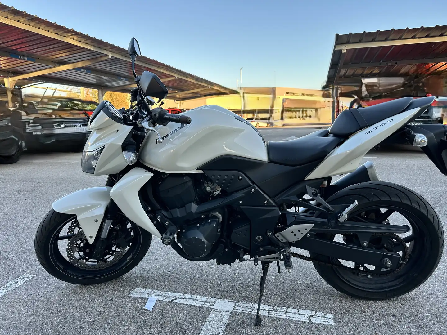 Kawasaki ZR 750 Blanco - 1