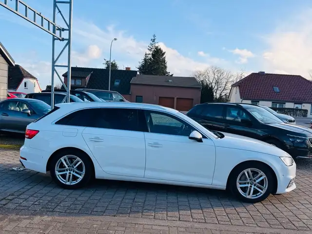Audi A4 Avant view 7