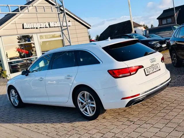 Audi A4 Avant view 5