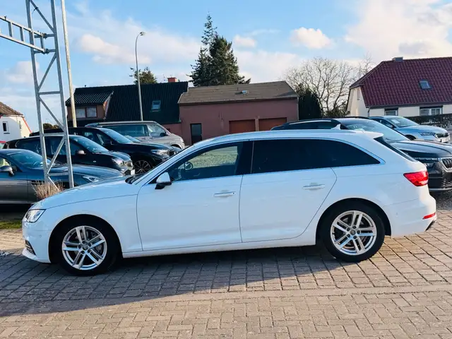 Audi A4 Avant view 4