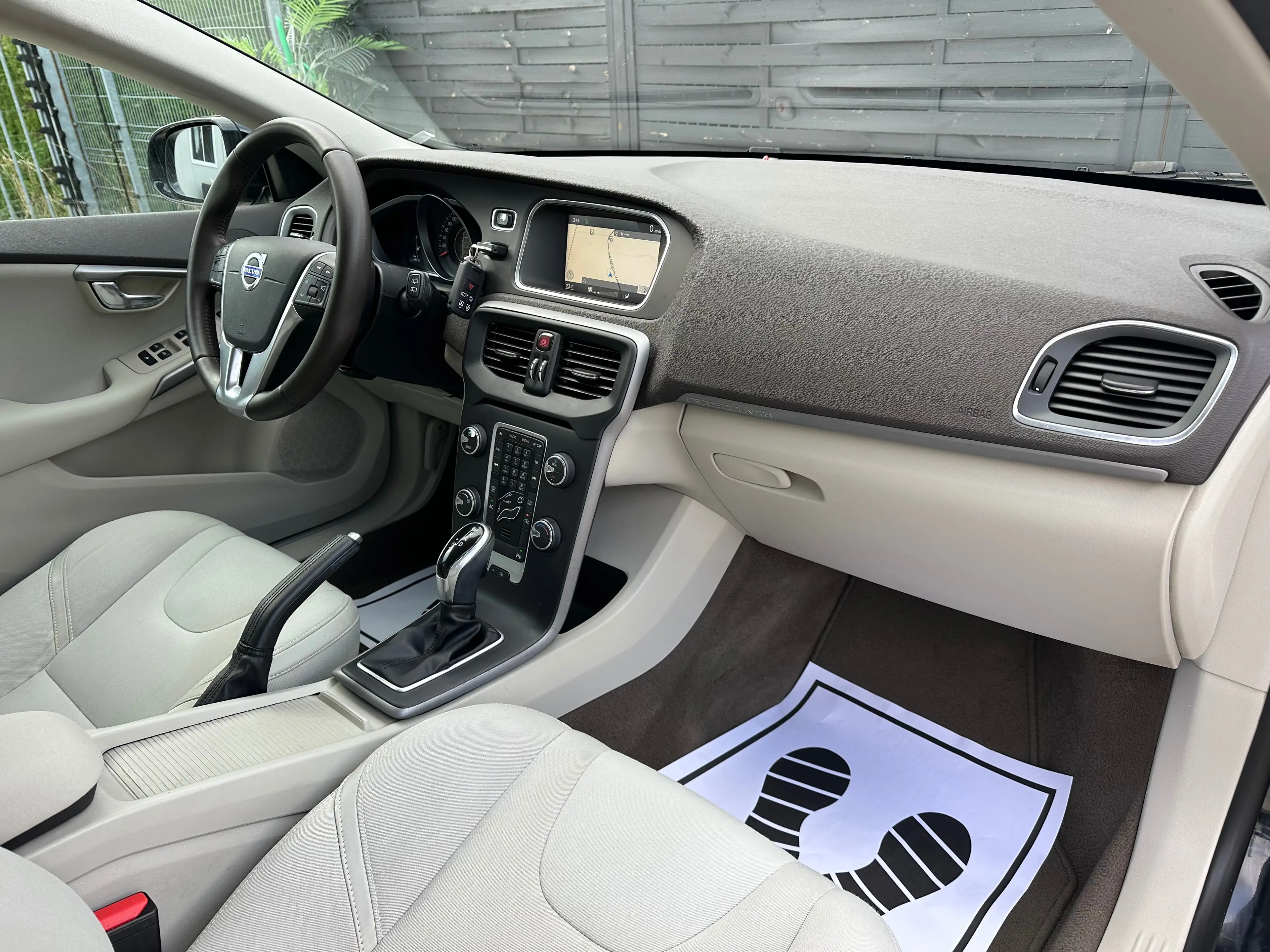 Volvo V40 Cross Country 1er Propriétaire // Carnet complet — photo 8