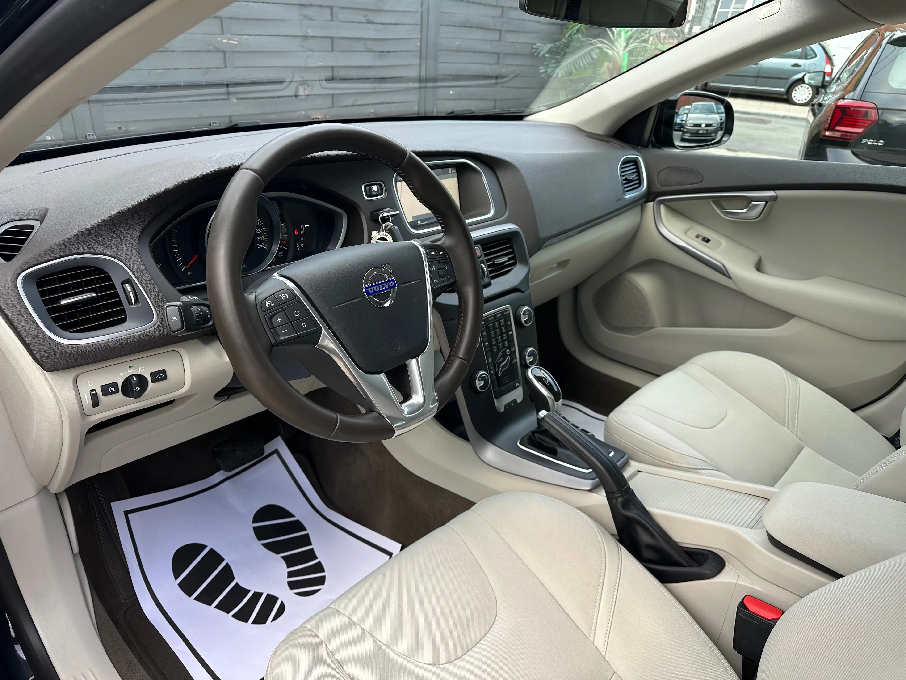 Volvo V40 Cross Country 1er Propriétaire // Carnet complet — photo 7
