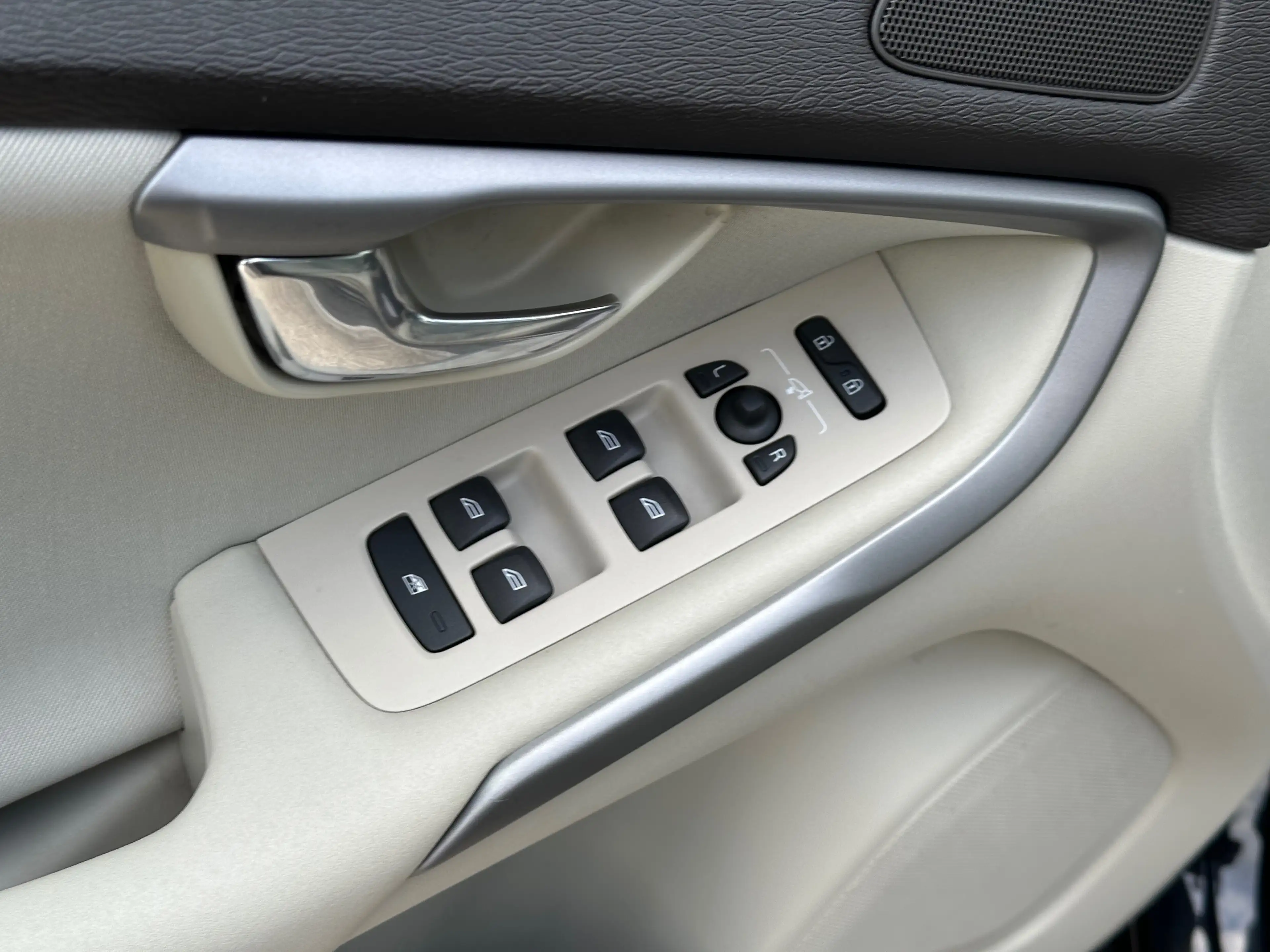 Volvo V40 Cross Country 1er Propriétaire // Carnet complet — photo 14