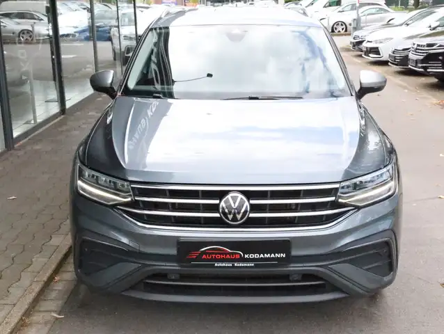 Volkswagen Tiguan Allspace view 2