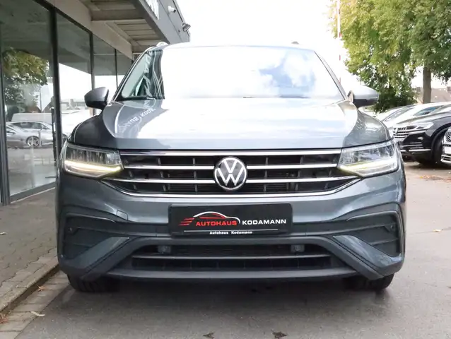 Volkswagen Tiguan Allspace view 3